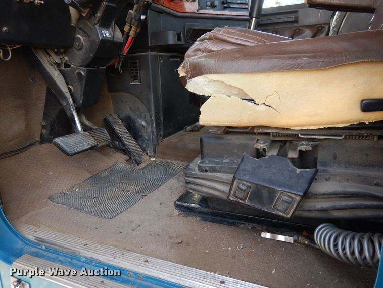 image for item DJ5817 2000 Freightliner FLD120 Classic XL  semi truck