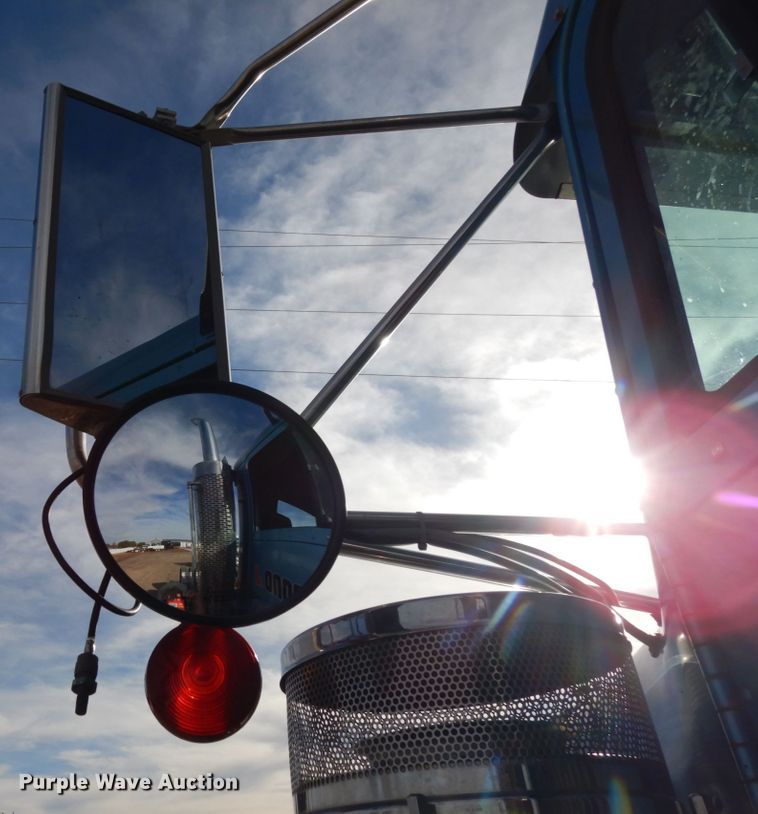 image for item DJ5817 2000 Freightliner FLD120 Classic XL  semi truck