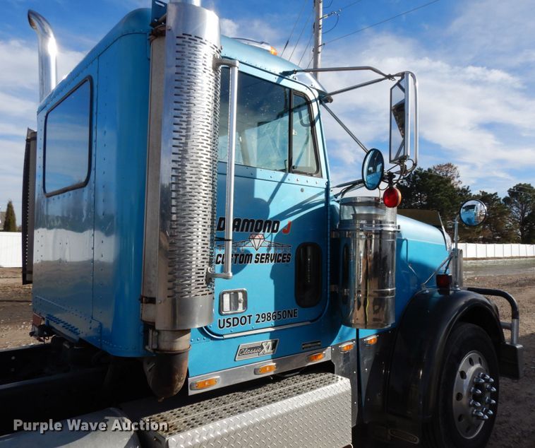 image for item DJ5817 2000 Freightliner FLD120 Classic XL  semi truck