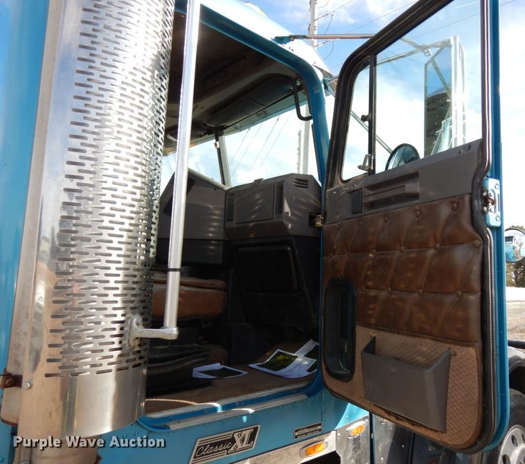 image for item DJ5817 2000 Freightliner FLD120 Classic XL  semi truck