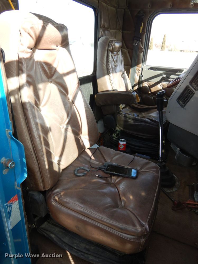 image for item DJ5817 2000 Freightliner FLD120 Classic XL  semi truck