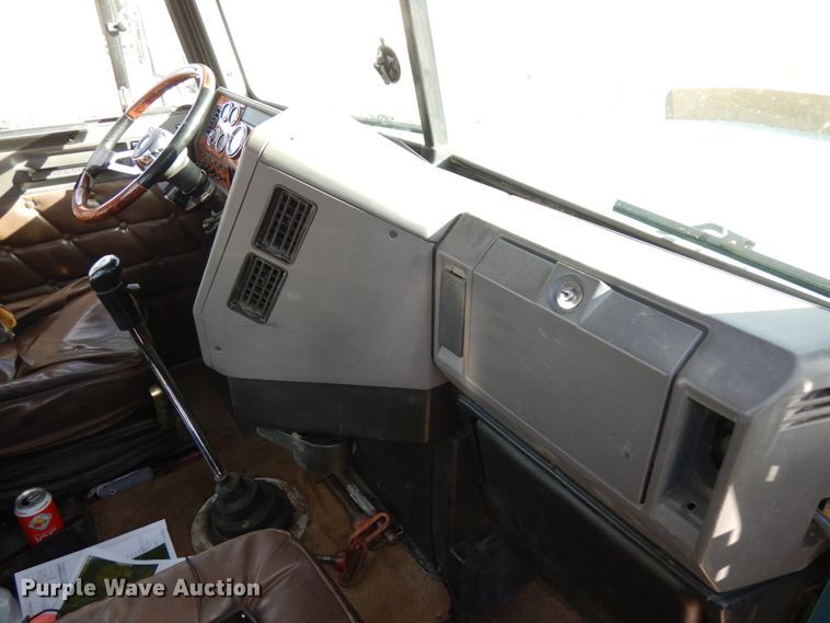 image for item DJ5817 2000 Freightliner FLD120 Classic XL  semi truck