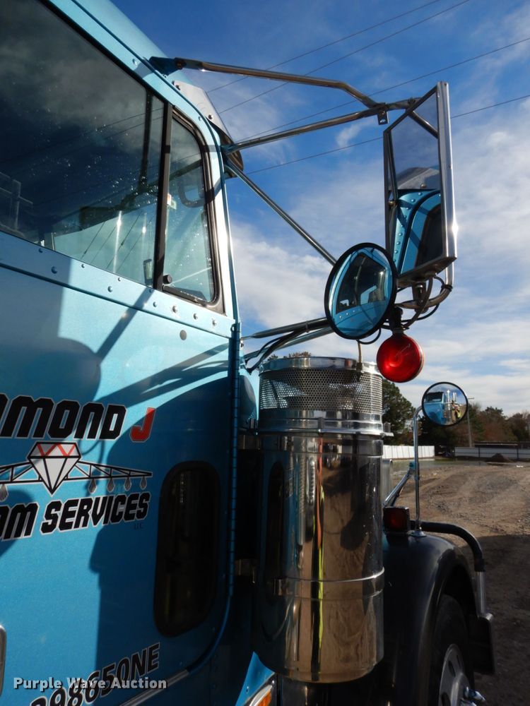 image for item DJ5817 2000 Freightliner FLD120 Classic XL  semi truck