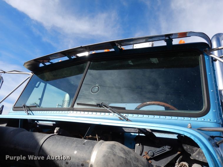 image for item DJ5817 2000 Freightliner FLD120 Classic XL  semi truck