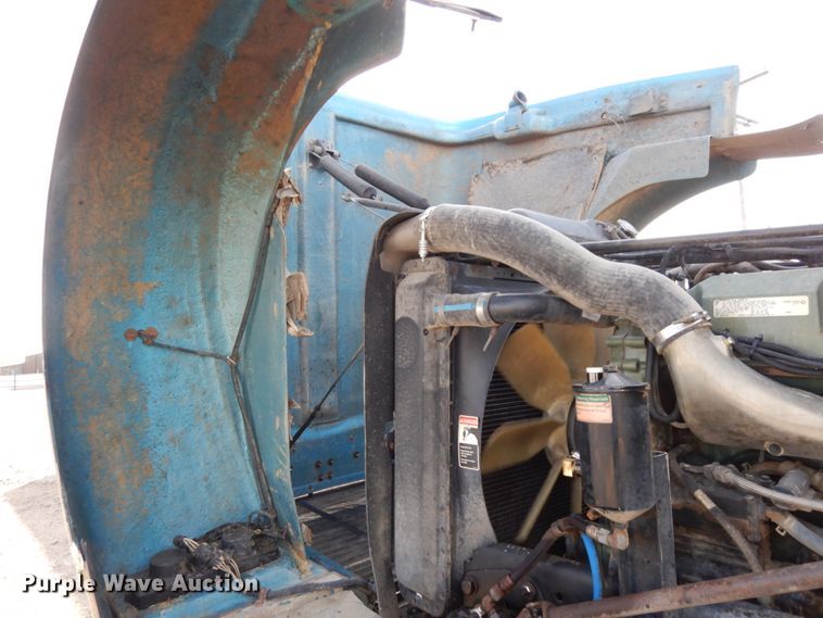 image for item DJ5817 2000 Freightliner FLD120 Classic XL  semi truck