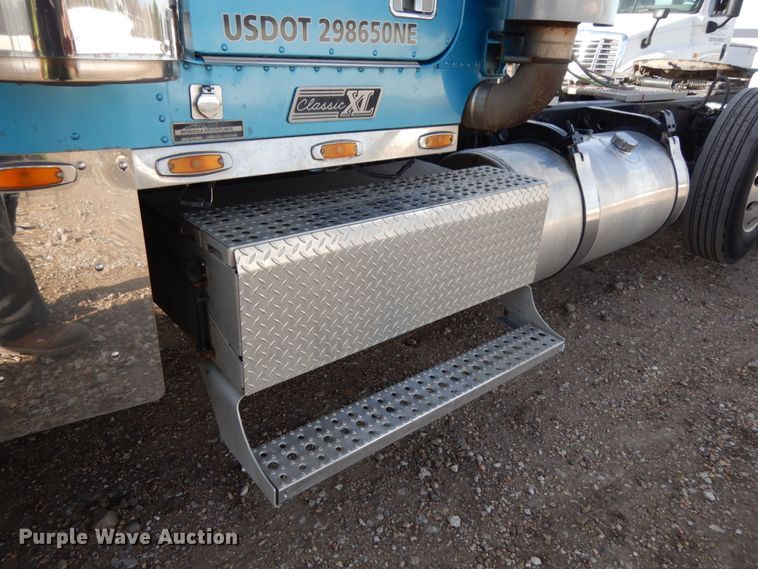 image for item DJ5817 2000 Freightliner FLD120 Classic XL  semi truck