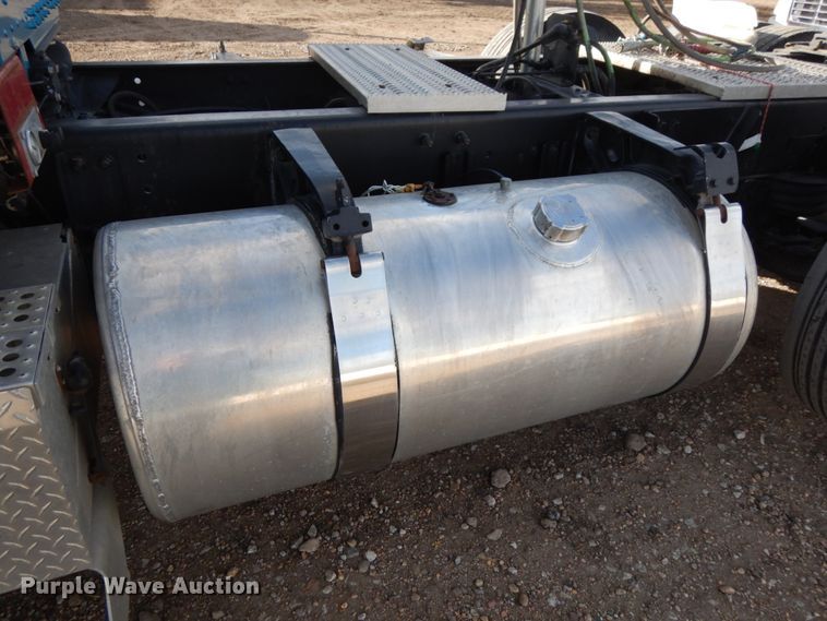 image for item DJ5817 2000 Freightliner FLD120 Classic XL  semi truck