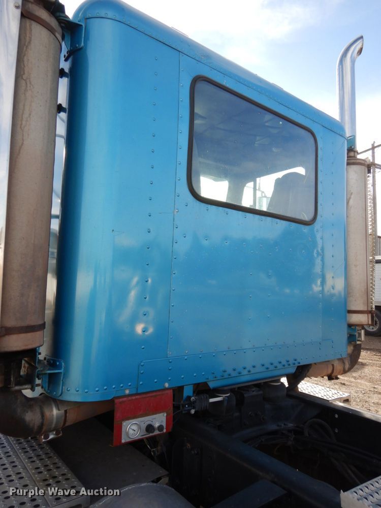 image for item DJ5817 2000 Freightliner FLD120 Classic XL  semi truck