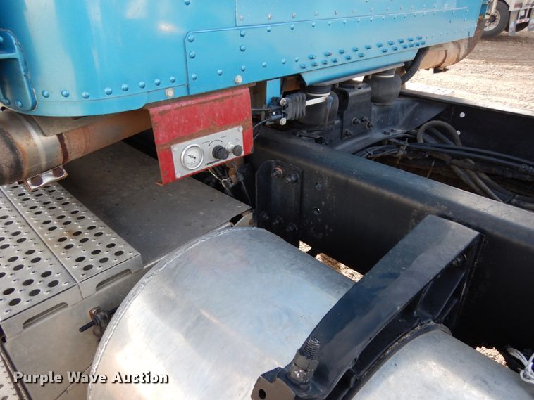 image for item DJ5817 2000 Freightliner FLD120 Classic XL  semi truck