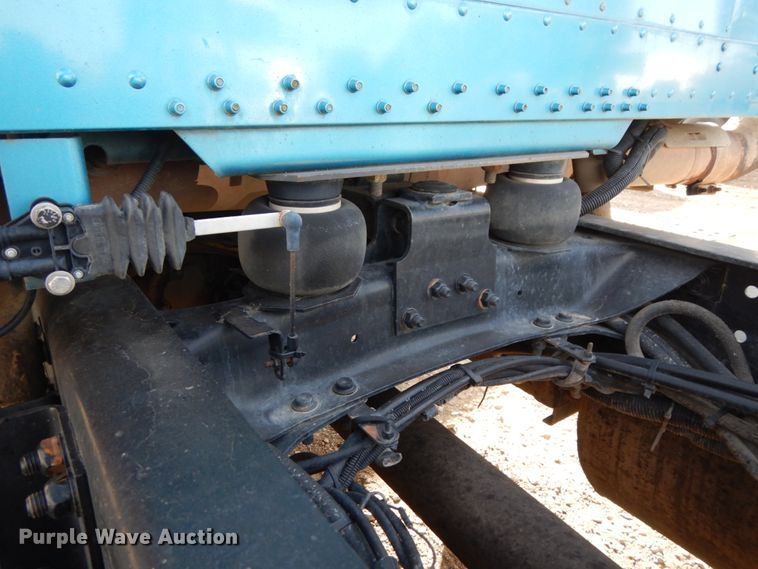 image for item DJ5817 2000 Freightliner FLD120 Classic XL  semi truck