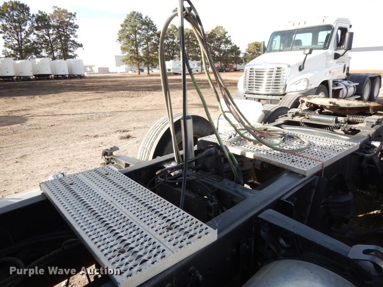 image for item DJ5817 2000 Freightliner FLD120 Classic XL  semi truck