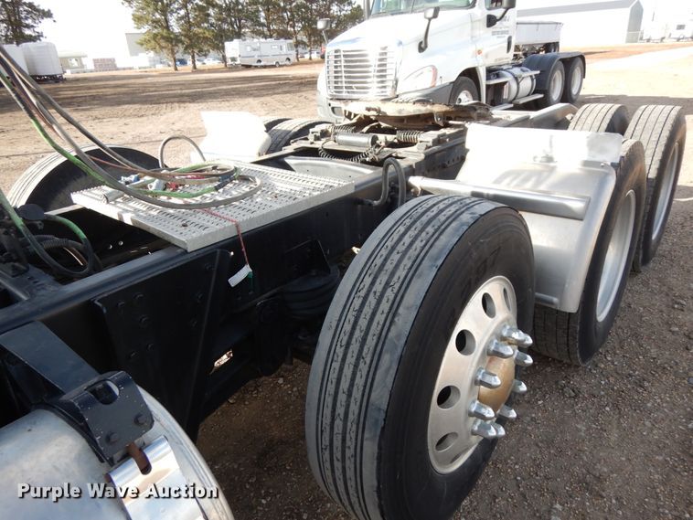 image for item DJ5817 2000 Freightliner FLD120 Classic XL  semi truck