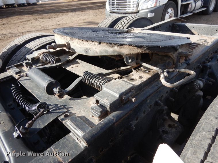 image for item DJ5817 2000 Freightliner FLD120 Classic XL  semi truck