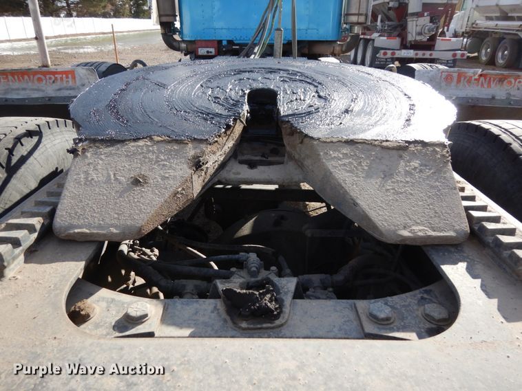 image for item DJ5817 2000 Freightliner FLD120 Classic XL  semi truck