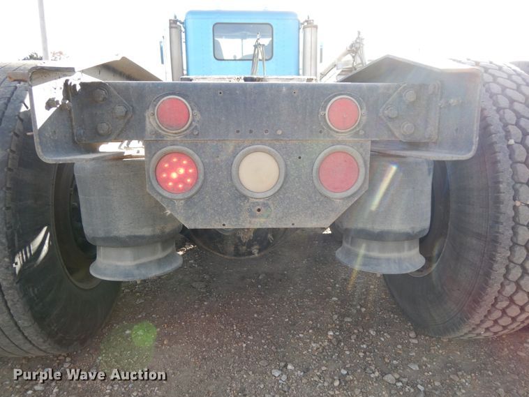 image for item DJ5817 2000 Freightliner FLD120 Classic XL  semi truck