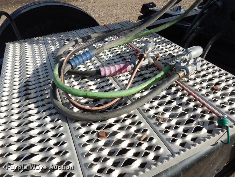 image for item DJ5817 2000 Freightliner FLD120 Classic XL  semi truck