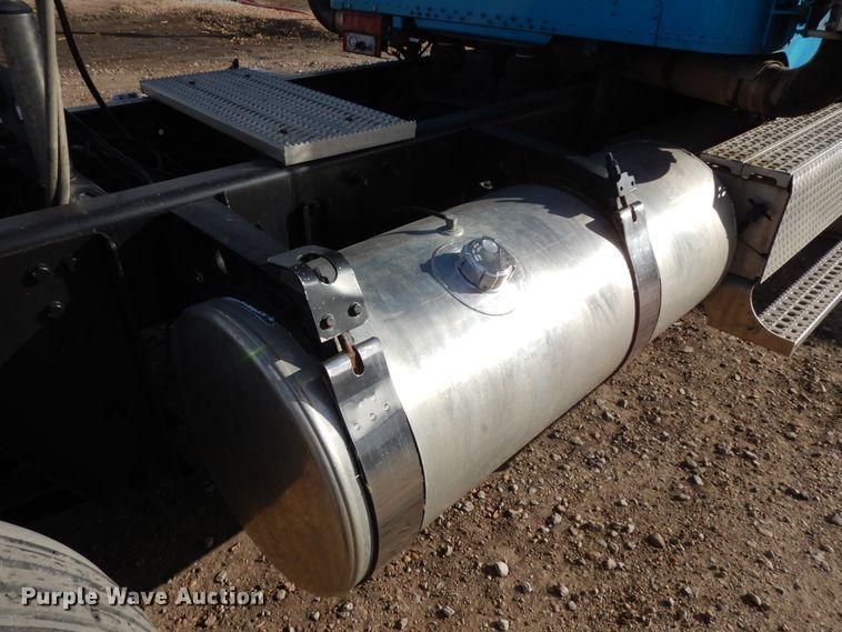 image for item DJ5817 2000 Freightliner FLD120 Classic XL  semi truck