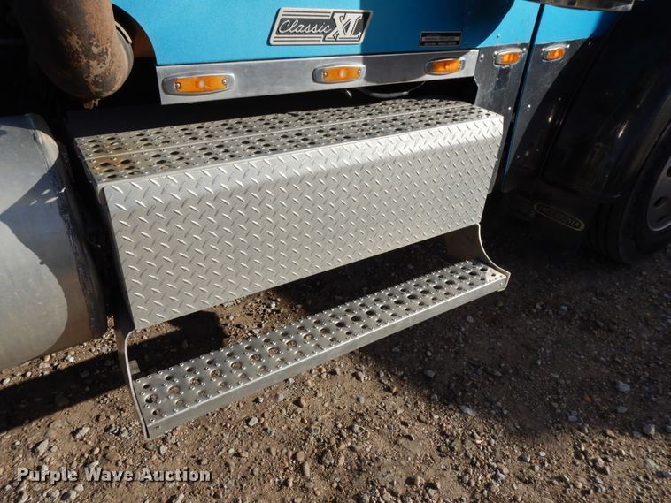 image for item DJ5817 2000 Freightliner FLD120 Classic XL  semi truck