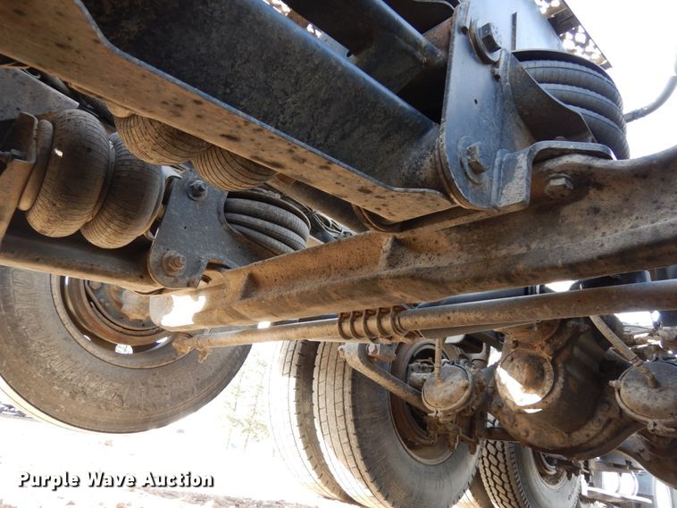 image for item DJ5817 2000 Freightliner FLD120 Classic XL  semi truck