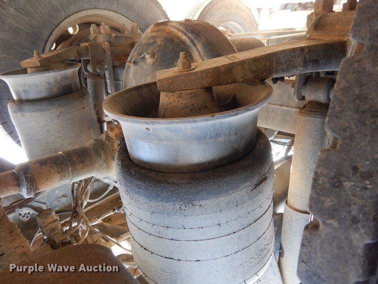 image for item DJ5817 2000 Freightliner FLD120 Classic XL  semi truck