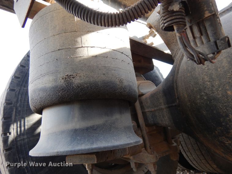 image for item DJ5817 2000 Freightliner FLD120 Classic XL  semi truck