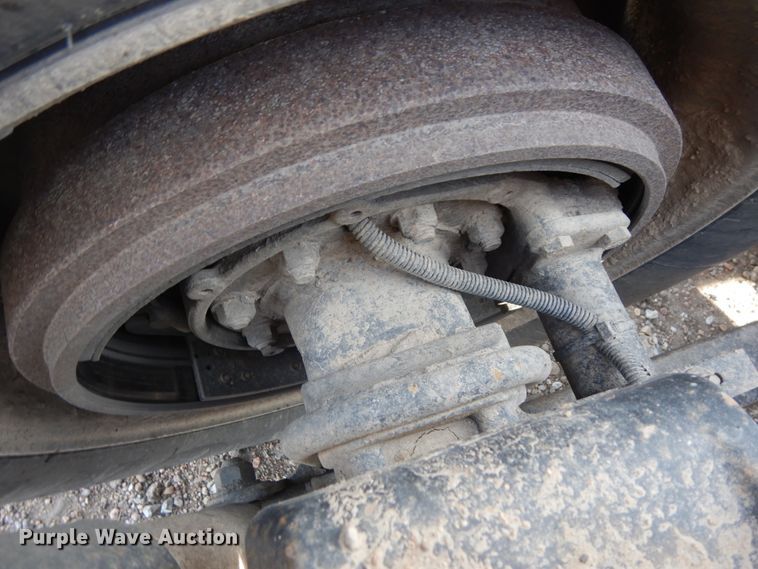 image for item DJ5817 2000 Freightliner FLD120 Classic XL  semi truck