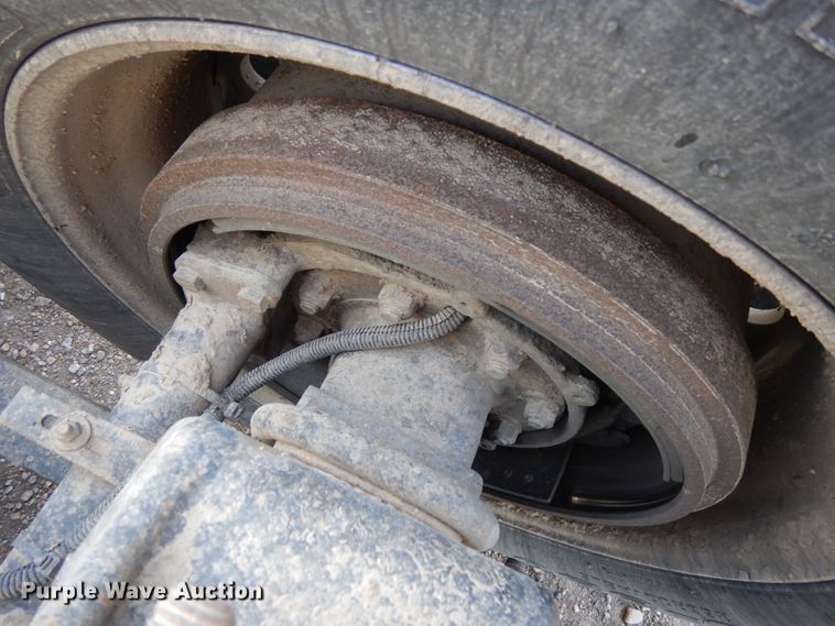 image for item DJ5817 2000 Freightliner FLD120 Classic XL  semi truck