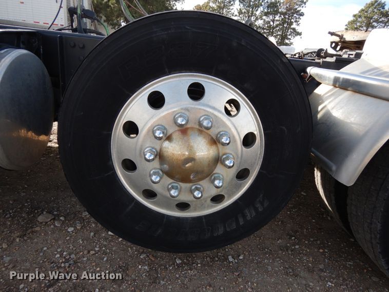 image for item DJ5817 2000 Freightliner FLD120 Classic XL  semi truck