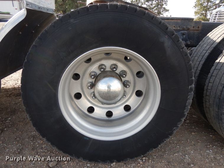 image for item DJ5817 2000 Freightliner FLD120 Classic XL  semi truck