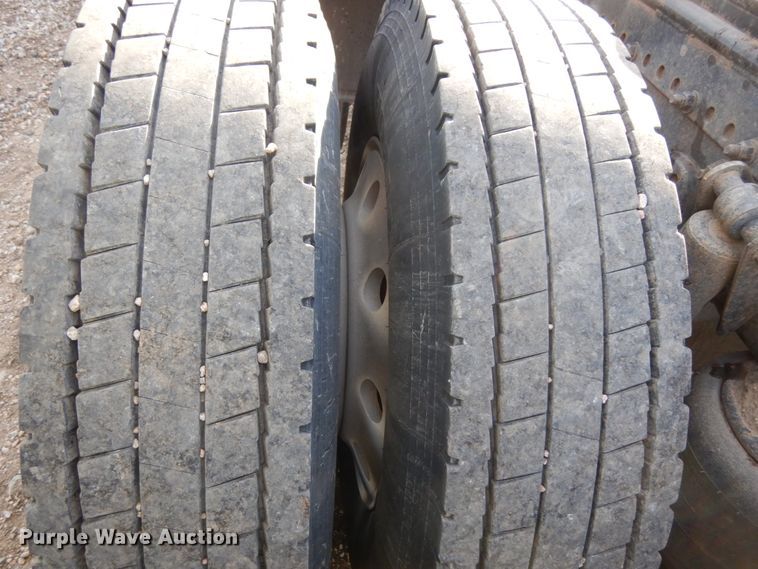 image for item DJ5817 2000 Freightliner FLD120 Classic XL  semi truck