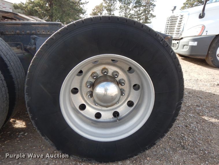 image for item DJ5817 2000 Freightliner FLD120 Classic XL  semi truck