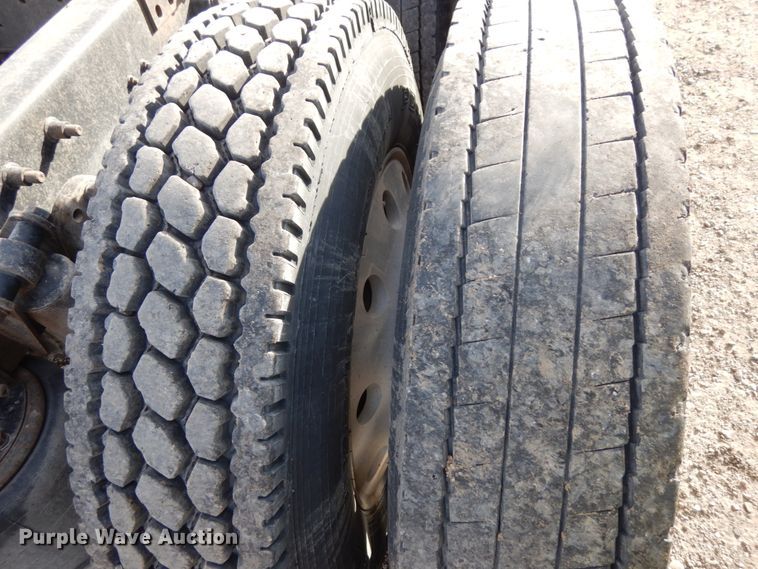 image for item DJ5817 2000 Freightliner FLD120 Classic XL  semi truck