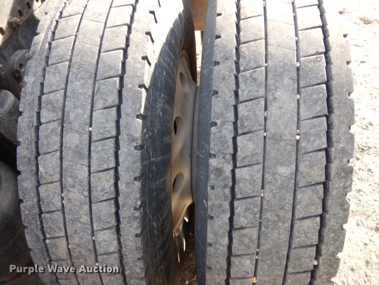 image for item DJ5817 2000 Freightliner FLD120 Classic XL  semi truck