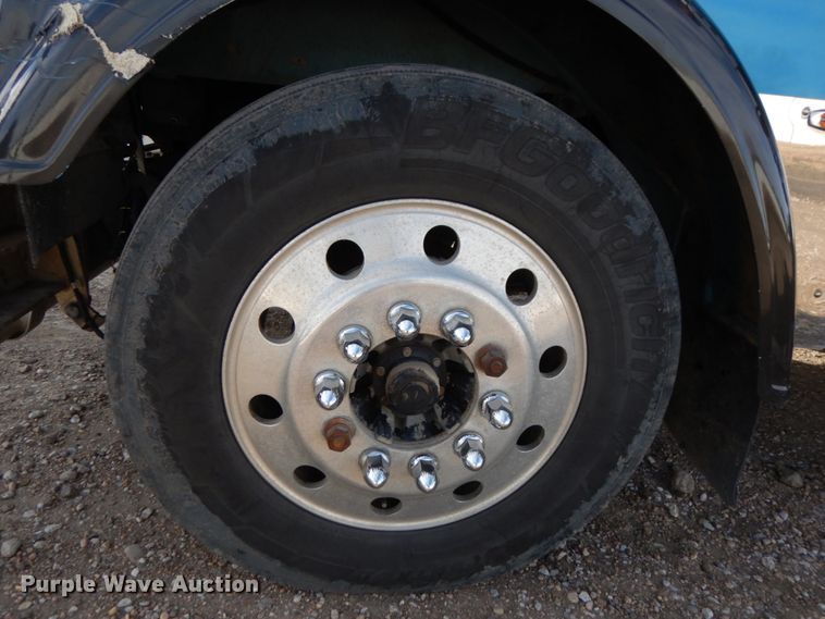 image for item DJ5817 2000 Freightliner FLD120 Classic XL  semi truck