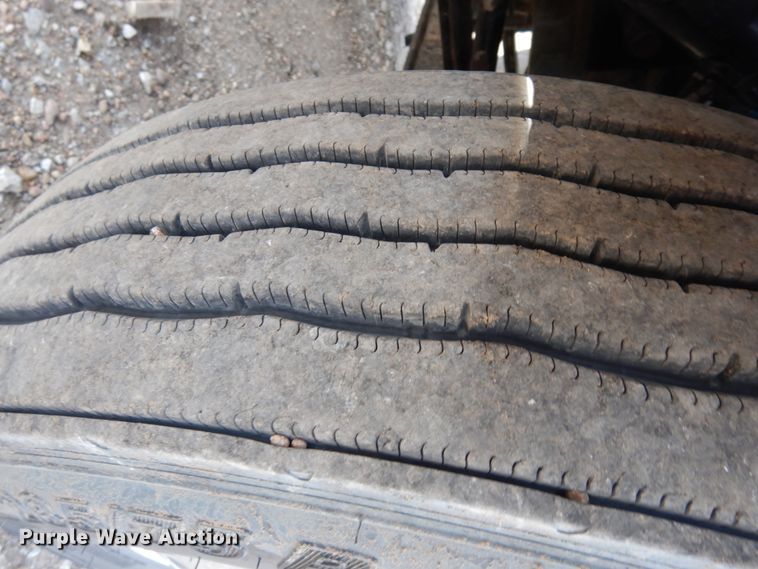 image for item DJ5817 2000 Freightliner FLD120 Classic XL  semi truck