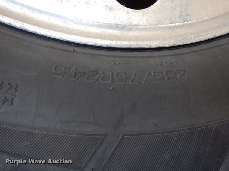 image for item DJ5817 2000 Freightliner FLD120 Classic XL  semi truck