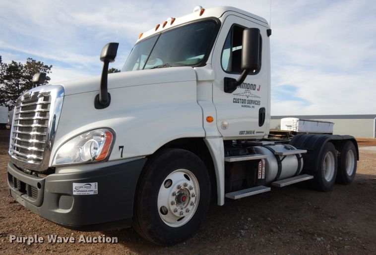 image for item DJ5818 2012 Freightliner Cascadia 125  semi truck