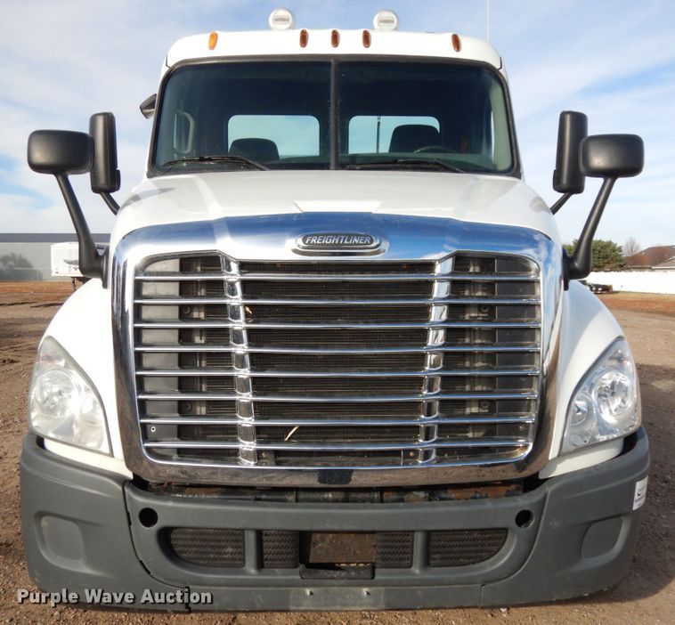 image for item DJ5818 2012 Freightliner Cascadia 125  semi truck
