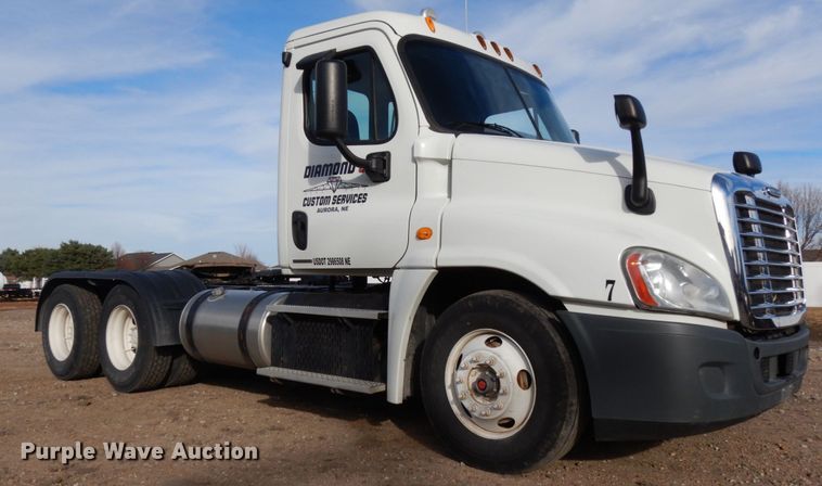 image for item DJ5818 2012 Freightliner Cascadia 125  semi truck