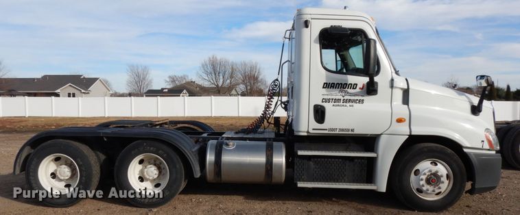 image for item DJ5818 2012 Freightliner Cascadia 125  semi truck