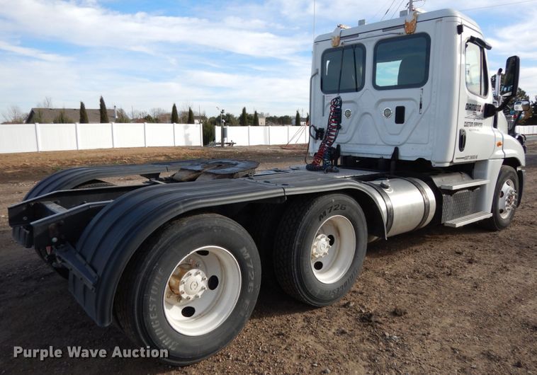 image for item DJ5818 2012 Freightliner Cascadia 125  semi truck