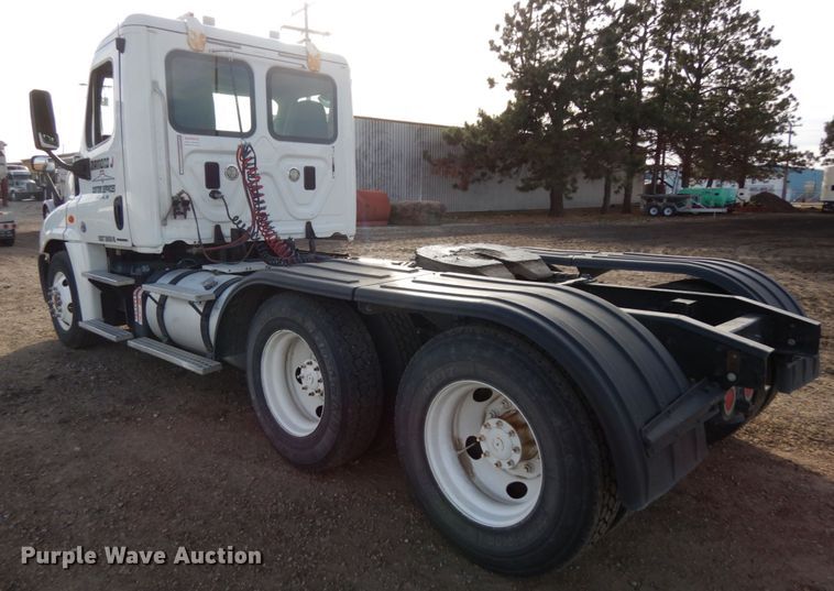 image for item DJ5818 2012 Freightliner Cascadia 125  semi truck