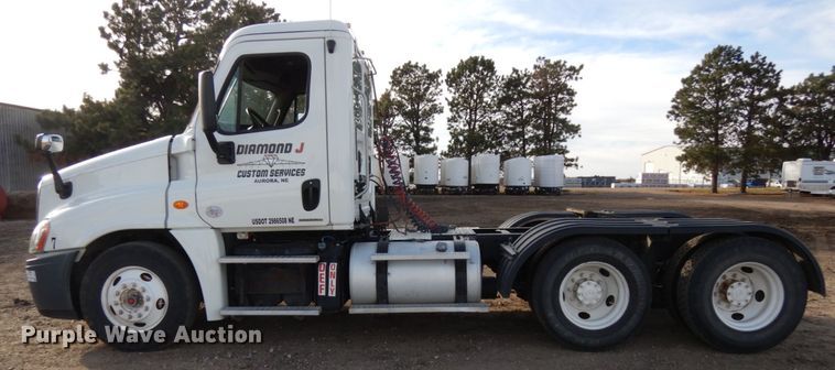 image for item DJ5818 2012 Freightliner Cascadia 125  semi truck