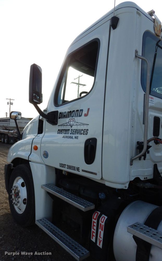 image for item DJ5818 2012 Freightliner Cascadia 125  semi truck