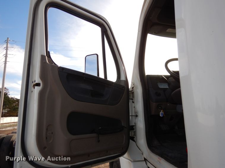 image for item DJ5818 2012 Freightliner Cascadia 125  semi truck