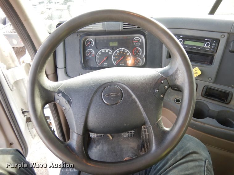 image for item DJ5818 2012 Freightliner Cascadia 125  semi truck