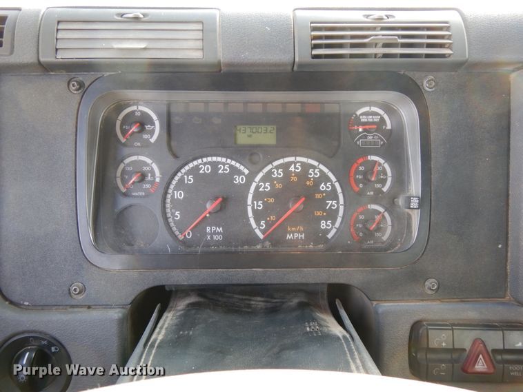 image for item DJ5818 2012 Freightliner Cascadia 125  semi truck