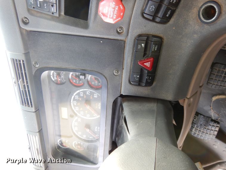 image for item DJ5818 2012 Freightliner Cascadia 125  semi truck