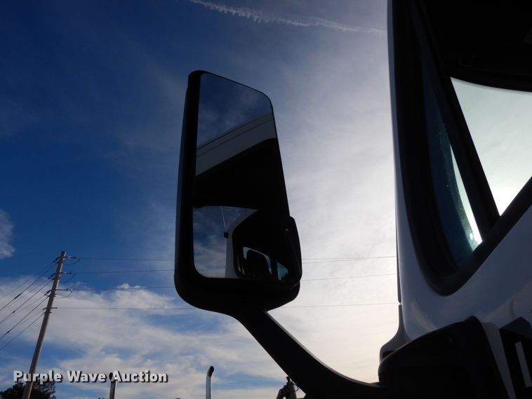 image for item DJ5818 2012 Freightliner Cascadia 125  semi truck