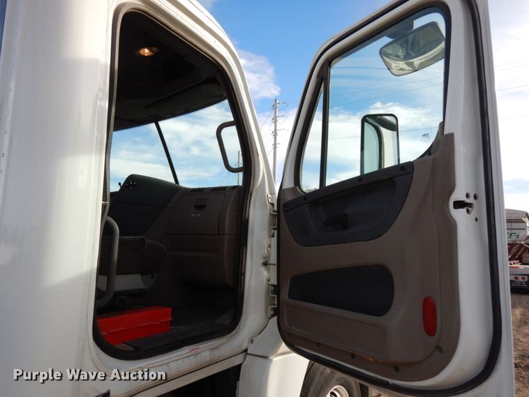 image for item DJ5818 2012 Freightliner Cascadia 125  semi truck